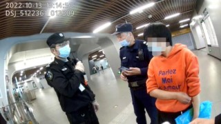 网易:白小姐一肖一码期准今晚开奖-地铁乘客拉紧急拉手
