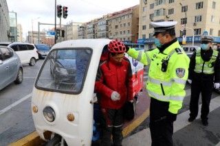 百度平台:2024澳门历史开奖记录-不戴头盔被交警围住
