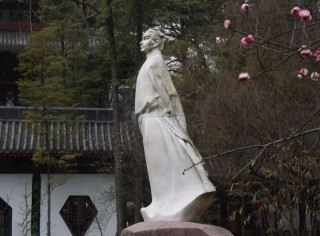 搜狐:白小姐期期开奖一肖一特-暴雨致李白雕像被淹