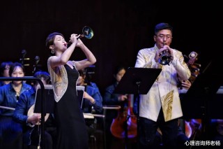 微博订阅:新奥彩资料免费提供-毕业典礼老师吹唢呐
