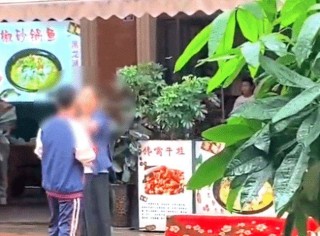 搜狐:2024新澳彩料免费资料-烧烤店女老板被围殴