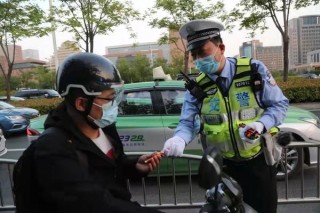 百度平台:2024澳门历史开奖记录-不戴头盔被交警围住
