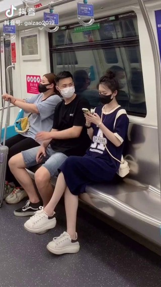 网易:白小姐一肖一码期准今晚开奖-地铁乘客拉紧急拉手