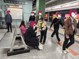 网易:白小姐一肖一码期准今晚开奖-地铁乘客拉紧急拉手