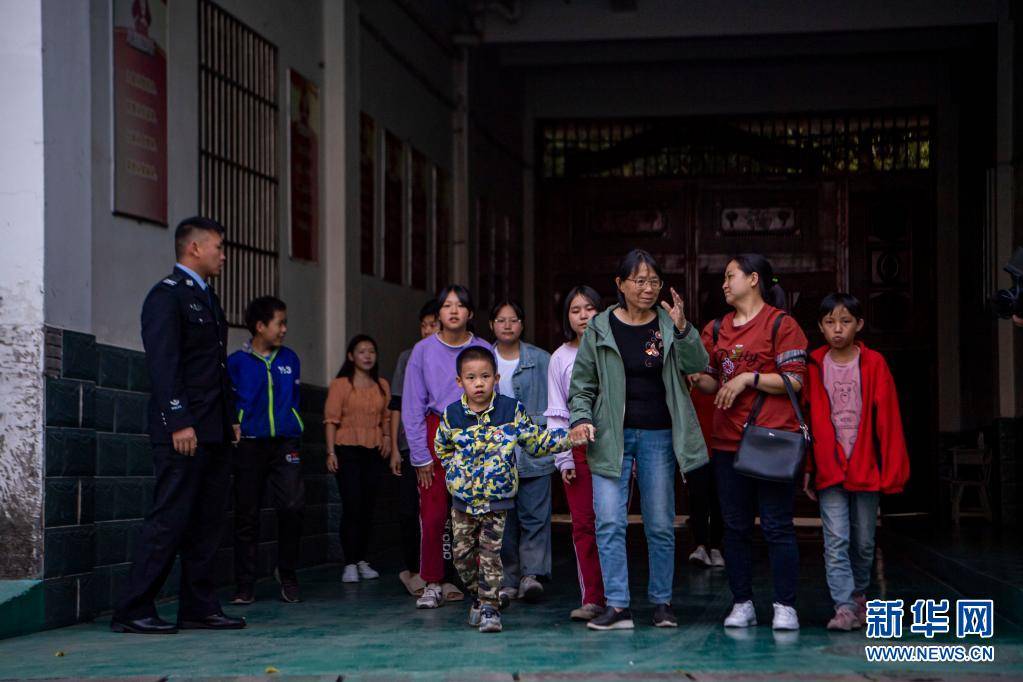 知乎：2024新澳彩免费资料-孩子们向张桂梅跑来  第3张