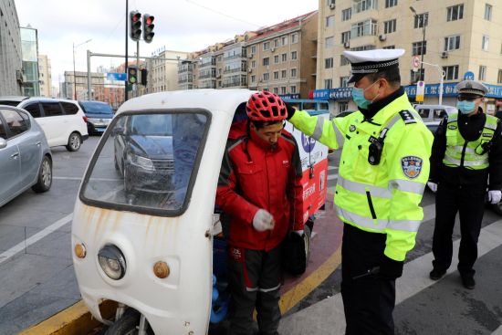 百度平台:2024澳门历史开奖记录-不戴头盔被交警围住  第2张