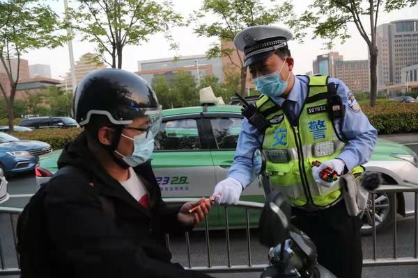 百度平台:2024澳门历史开奖记录-不戴头盔被交警围住  第3张
