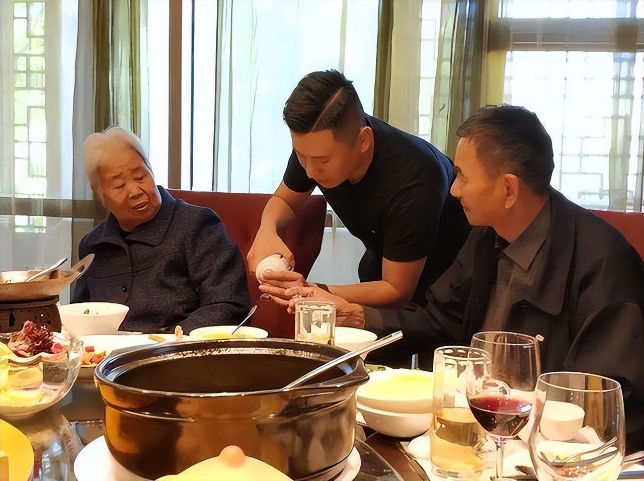 抖音视频:新澳门精准资料期期精准-请人吃饭开场白怎么说  第1张